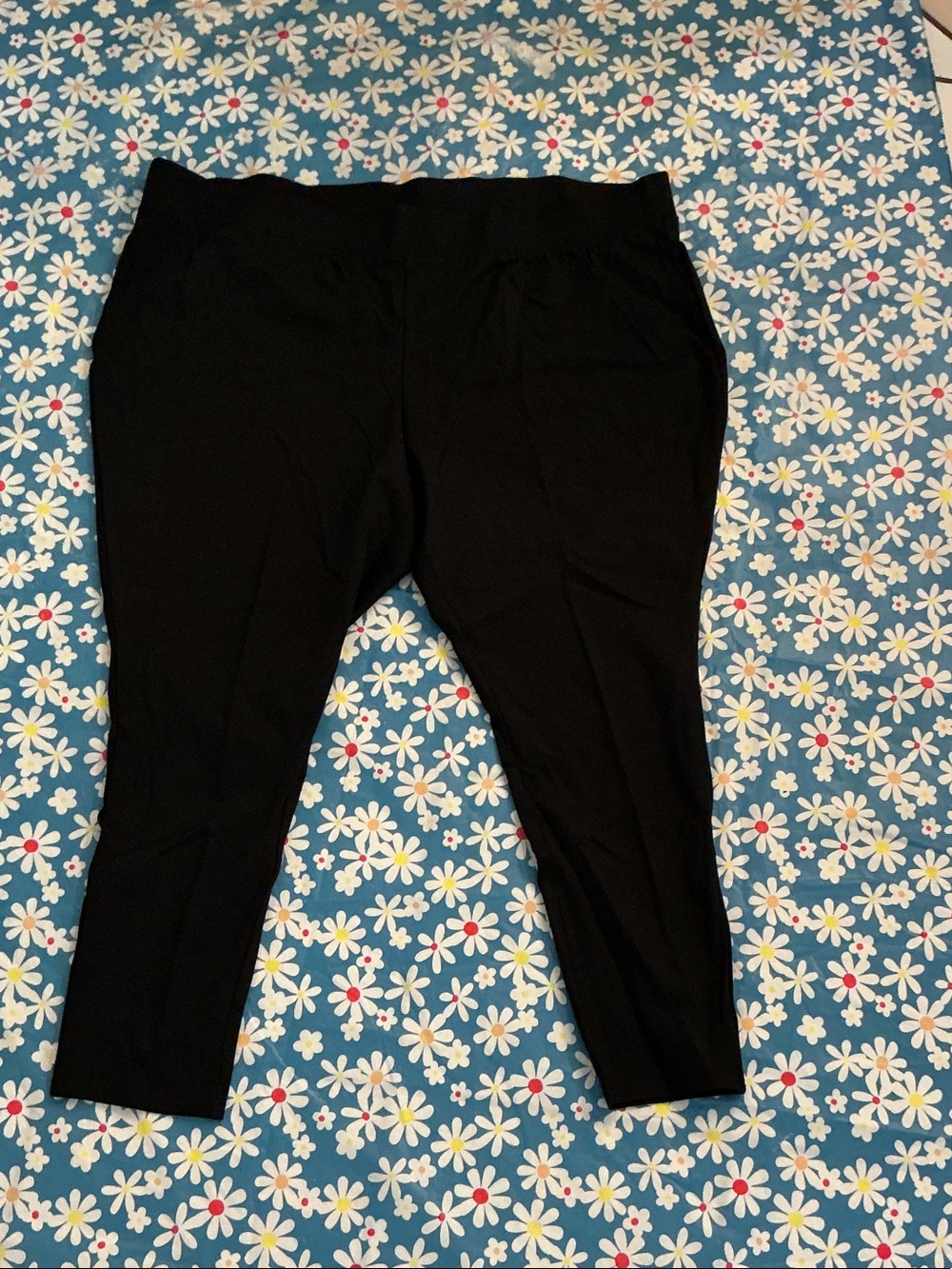 Catherines Black women’s Pull-On Capri Leggings